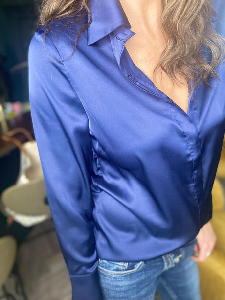 Camisa de satén Camille azul marino