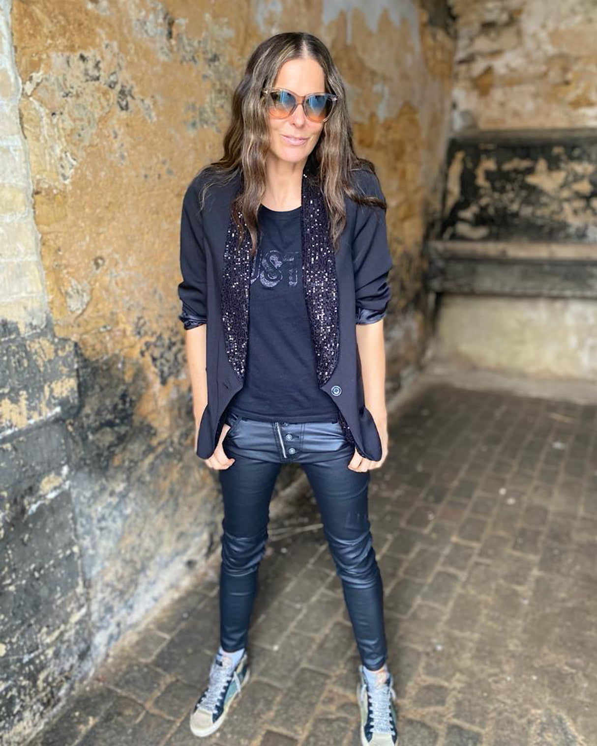 Jean Lux efecto cuero negro
