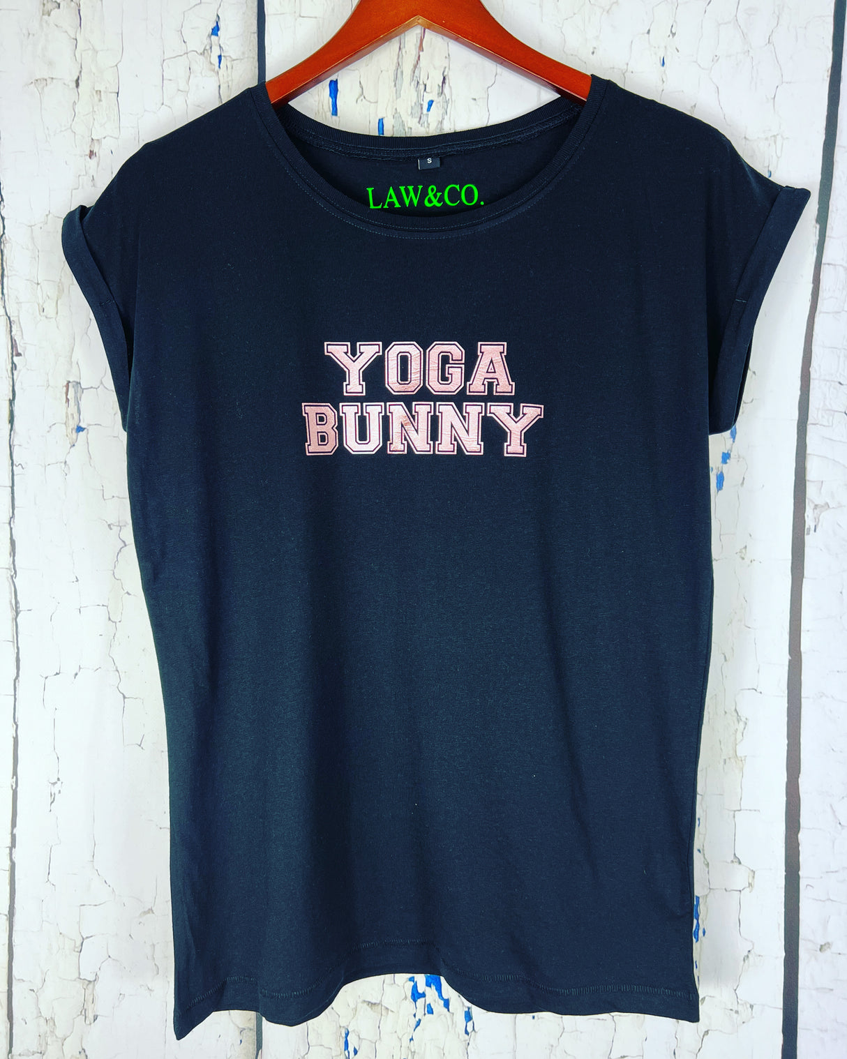 Camiseta de yoga con conejito en color negro y rosa metalizado