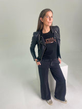 Camiseta de yoga con conejito en color negro y rosa metalizado