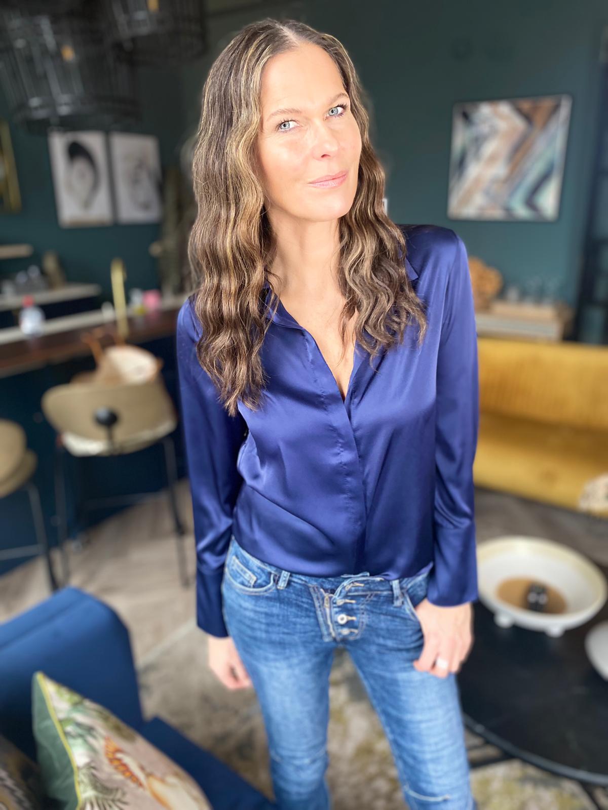 Camisa de cetim Camille azul marinho