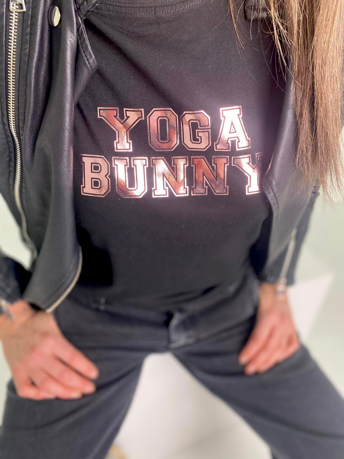 Camiseta de yoga con conejito en color negro y rosa metalizado
