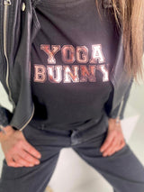 Camiseta de yoga con conejito en color negro y rosa metalizado